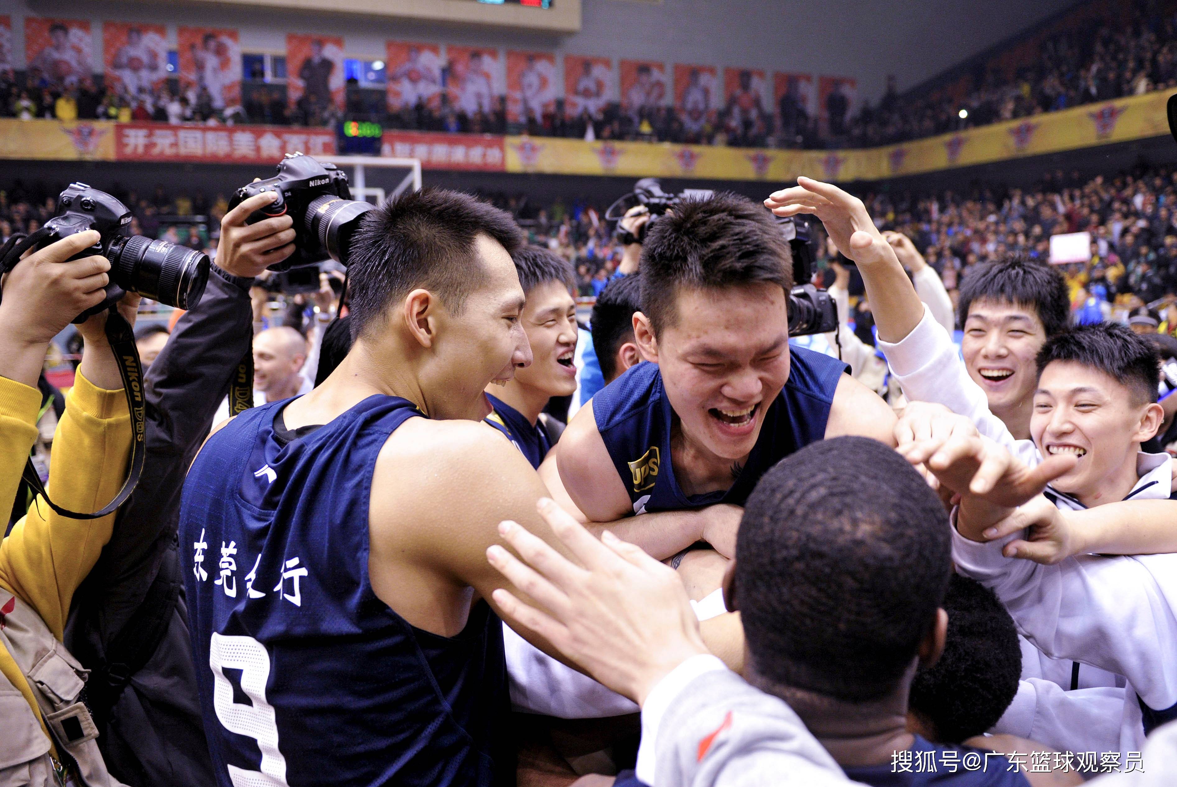 开云平台 -广东宏远今晨临场应变阿扎伦卡关键节点回归赛场,媒体一致点评:今夜广州队备战CBA常规赛
